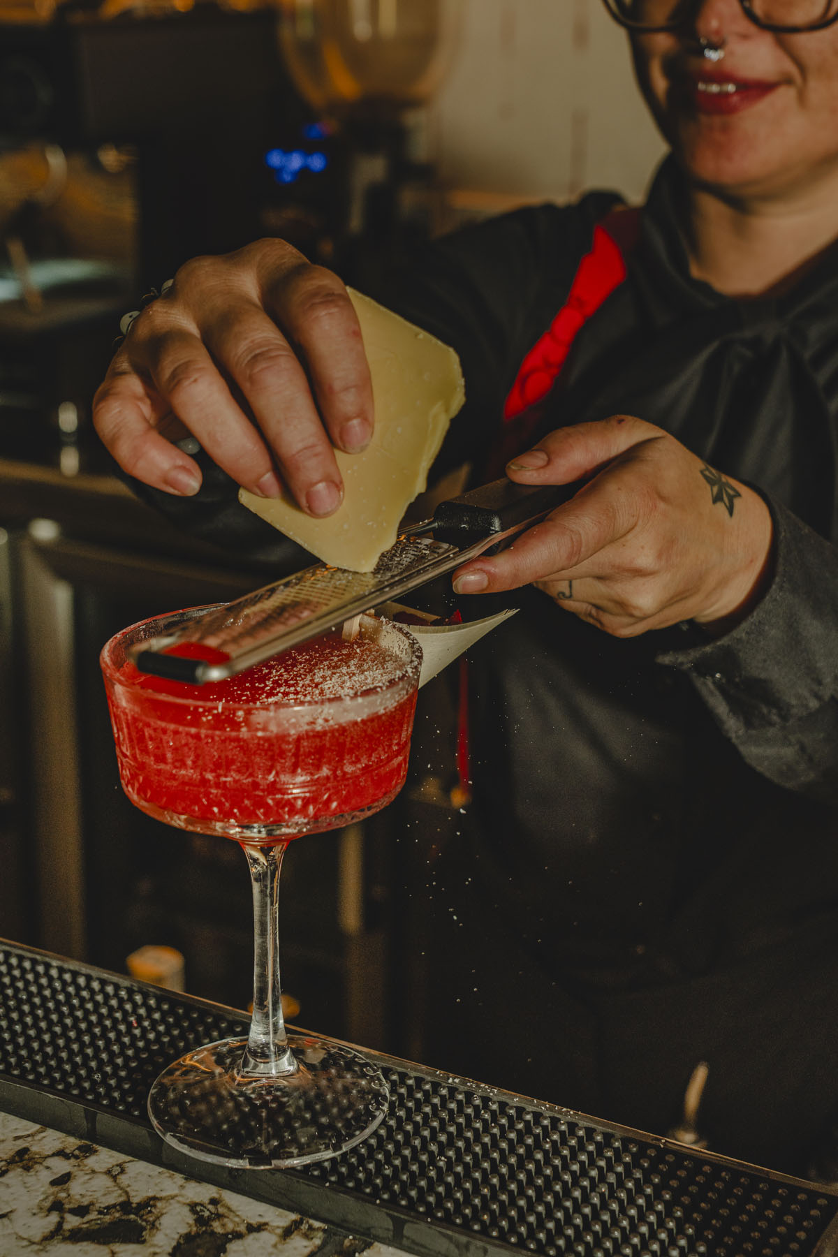 Coctel creativo en cocktail bar elegante de Loa Santa Catalina. Foto Grimalt de Blanch 3