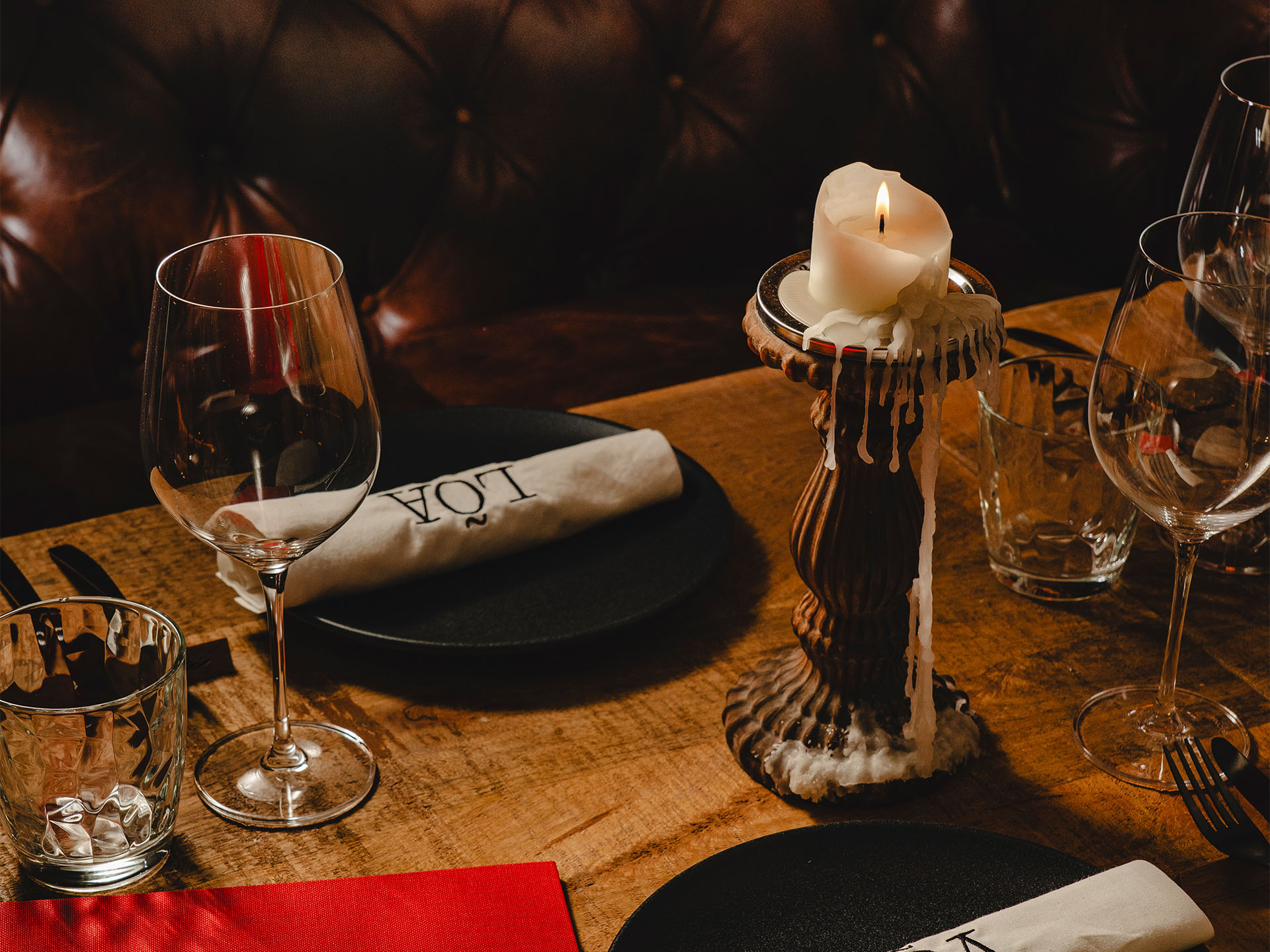 Desk3 Seleccion de vinos en restaurante elegante Loa en Santa Catalina