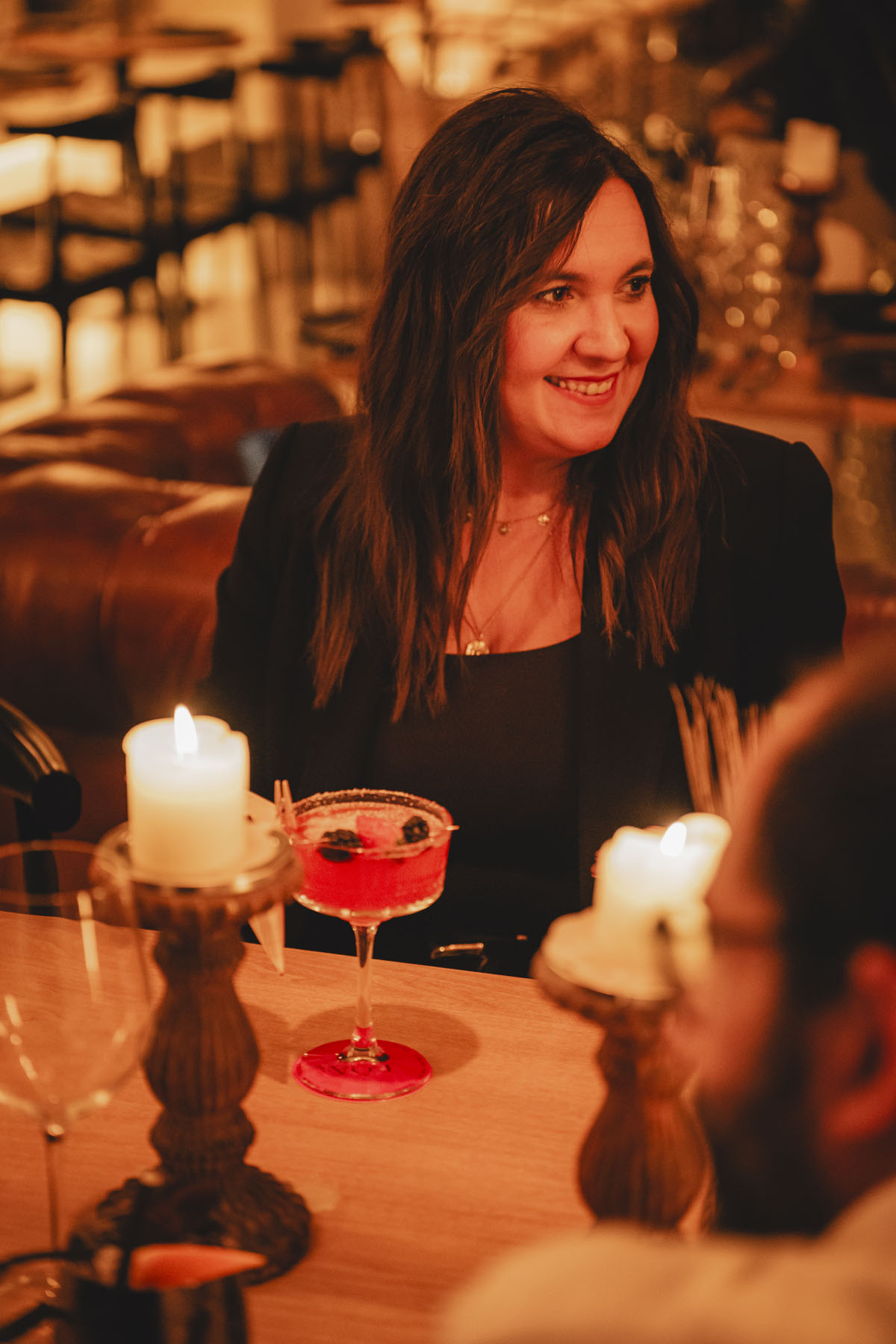 Grupo de amigos compartiendo cocteles en cocktail bar Loa. Foto Grimalt de Blanch 2