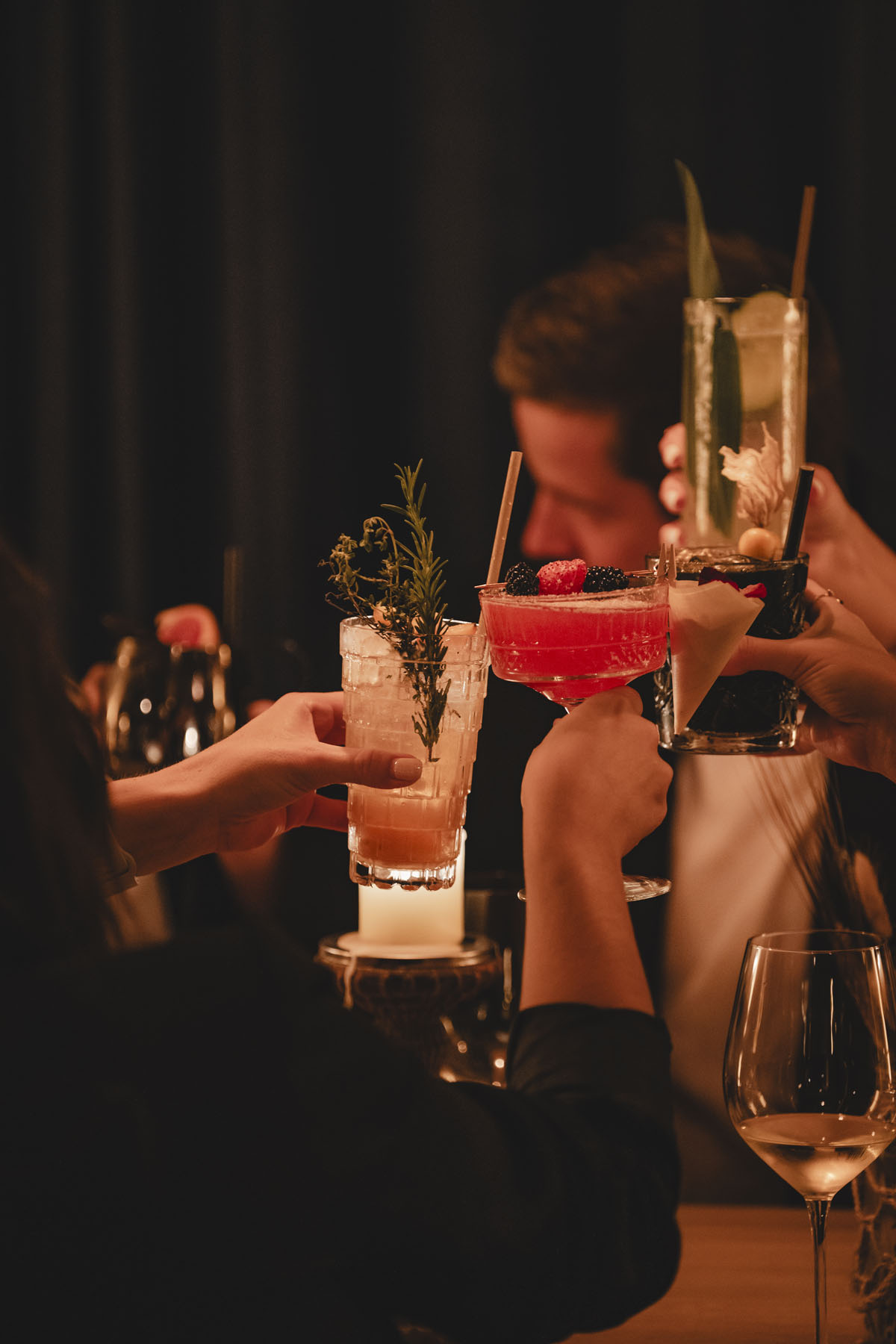 Grupo de amigos compartiendo cocteles en cocktail bar Loa. Foto Grimalt de Blanch