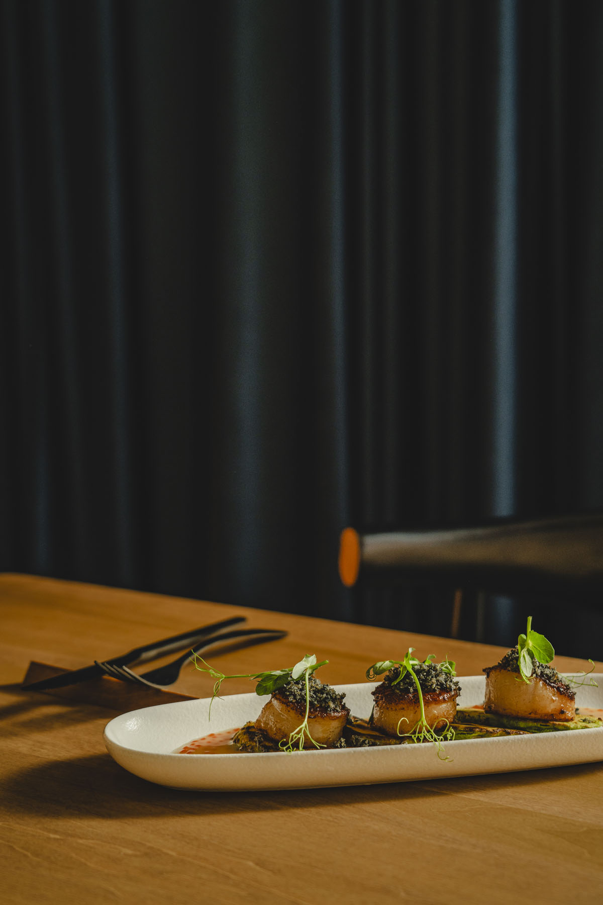 Mesa puesta con luz calida en Loa restaurante y cocktail bar. Foto Grimalt de Blanch