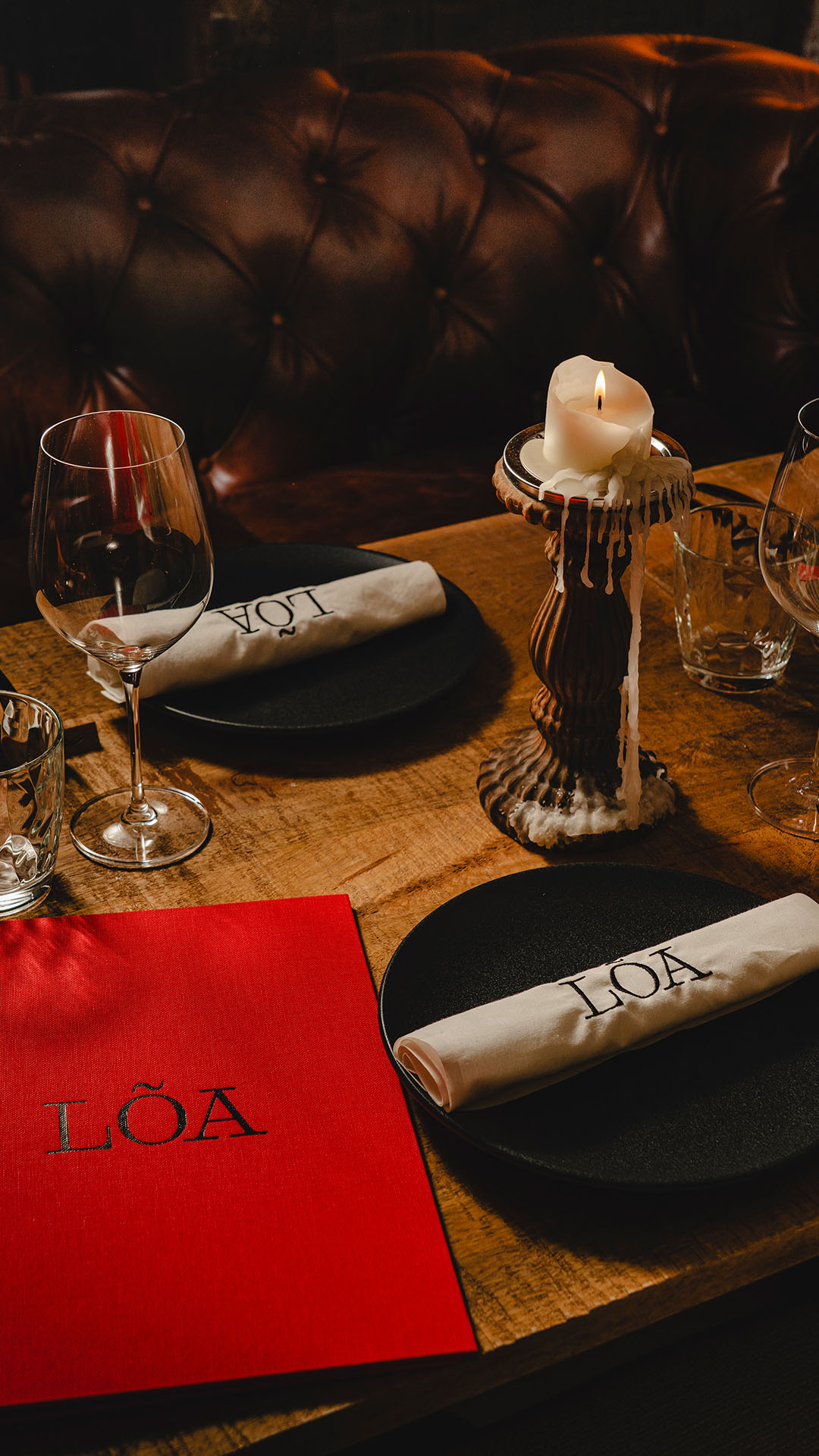 Mobile3 Seleccion de vinos en restaurante elegante Loa en Santa Catalina