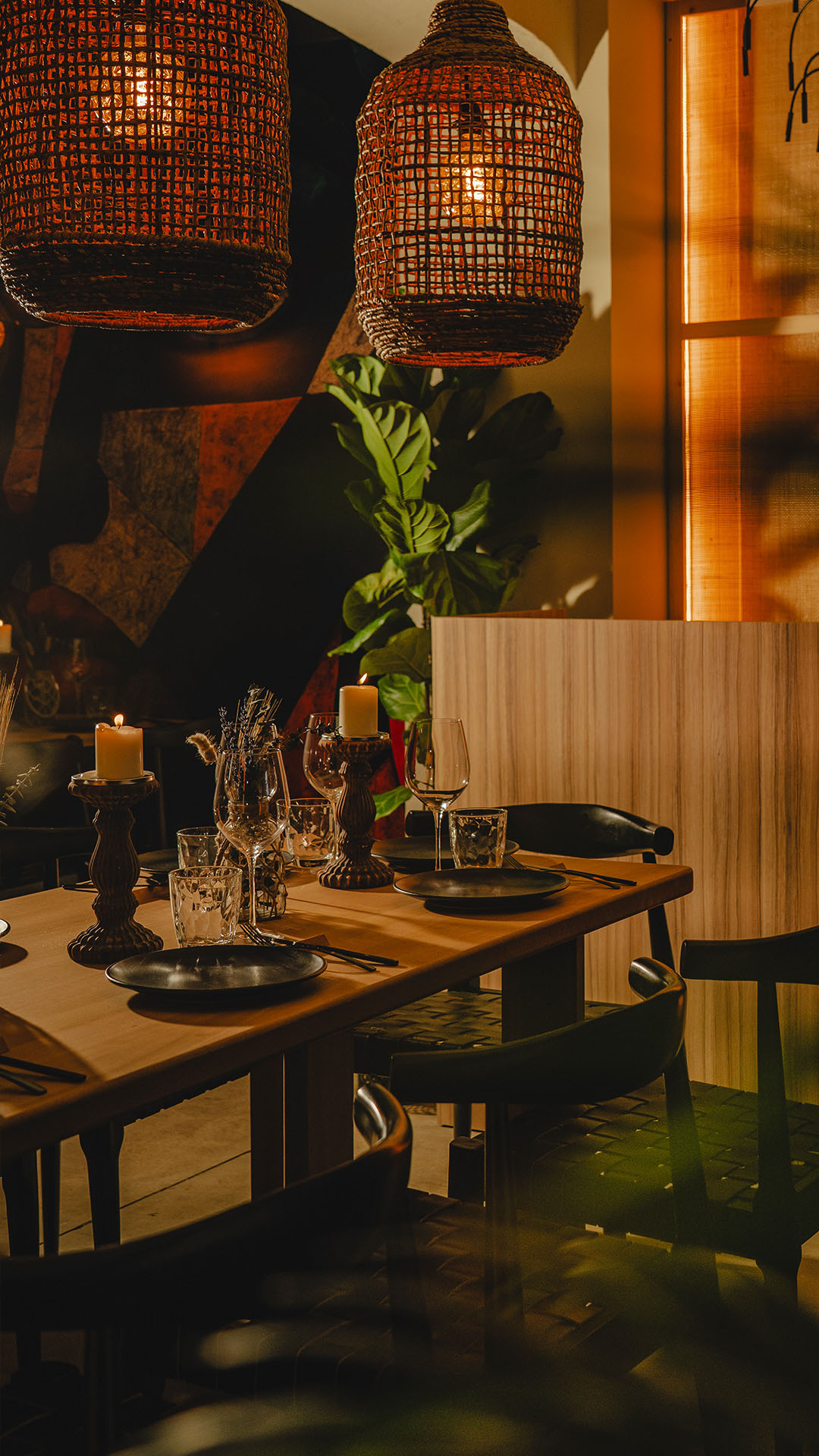 Mobile5 Plato gourmet servido en restaurante y cocktail bar Loa Santa Catalina