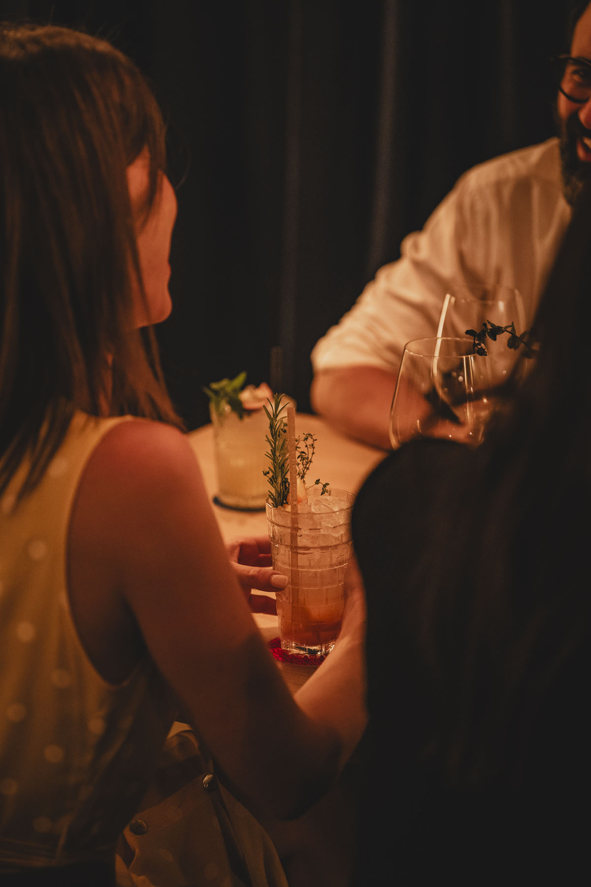 Pareja disfrutando de cena en restaurante elegante Loa Santa Catalina. Foto Grimalt de Blanch