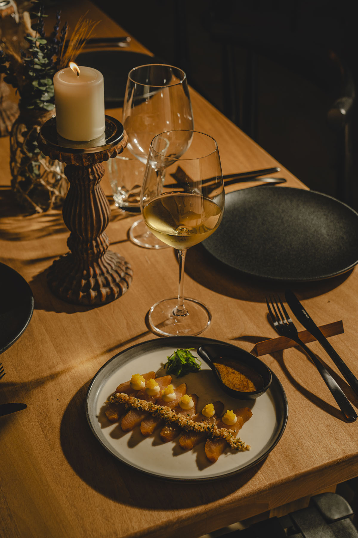 Plato gourmet servido en restaurante y cocktail bar Loa Santa Catalina